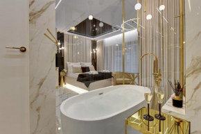 Romantic Stay with Bathtub by Downtown Apartments